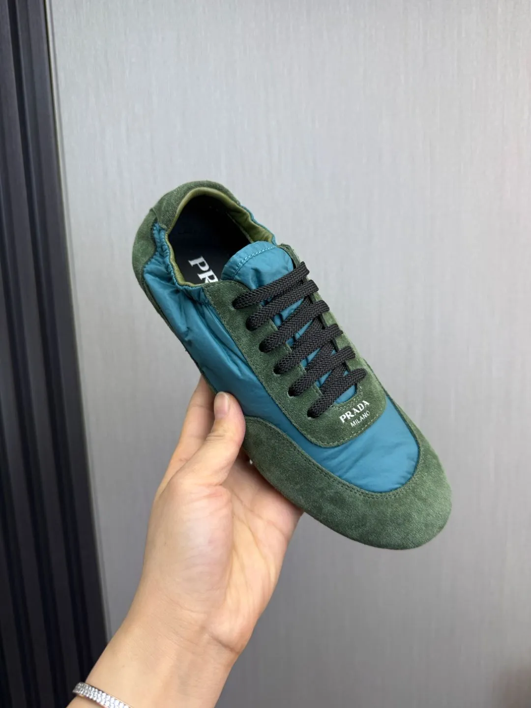 Men's shoes 💰600💰 PRADA 2025 Early Spring Collapse New Couple Style Sports Shoes Moral Training Shoes The name Collapse comes from the fact that it can be easily put on and taken off with bare hands. The light and comfortable features make it more relaxed and casual. The side elastic design can be worn twice! Super comfortable catwalk sneakers, as light and thin as ballet slippers, as comfortable as sneakers, comfortable and super light on the feet. Fabric: nubuck leather spliced ​​with nylon cloth. Silk cowhide foot pads. Size: Women's code 35/40 Men's code 39/45